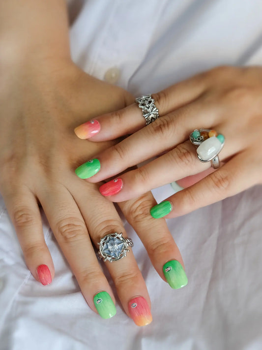 Mini Apples nail hand 01 - JOYOYSY handcrafted press-on nails