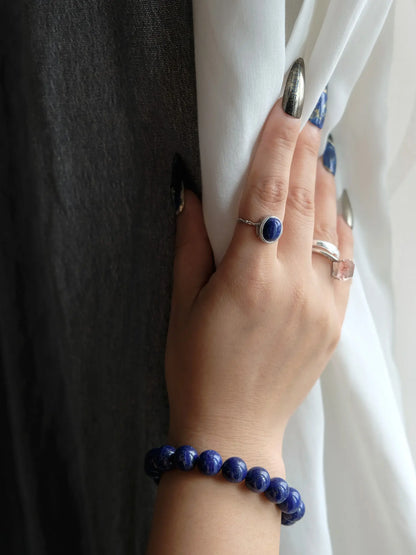 Black Gold Mystery nail hand 03