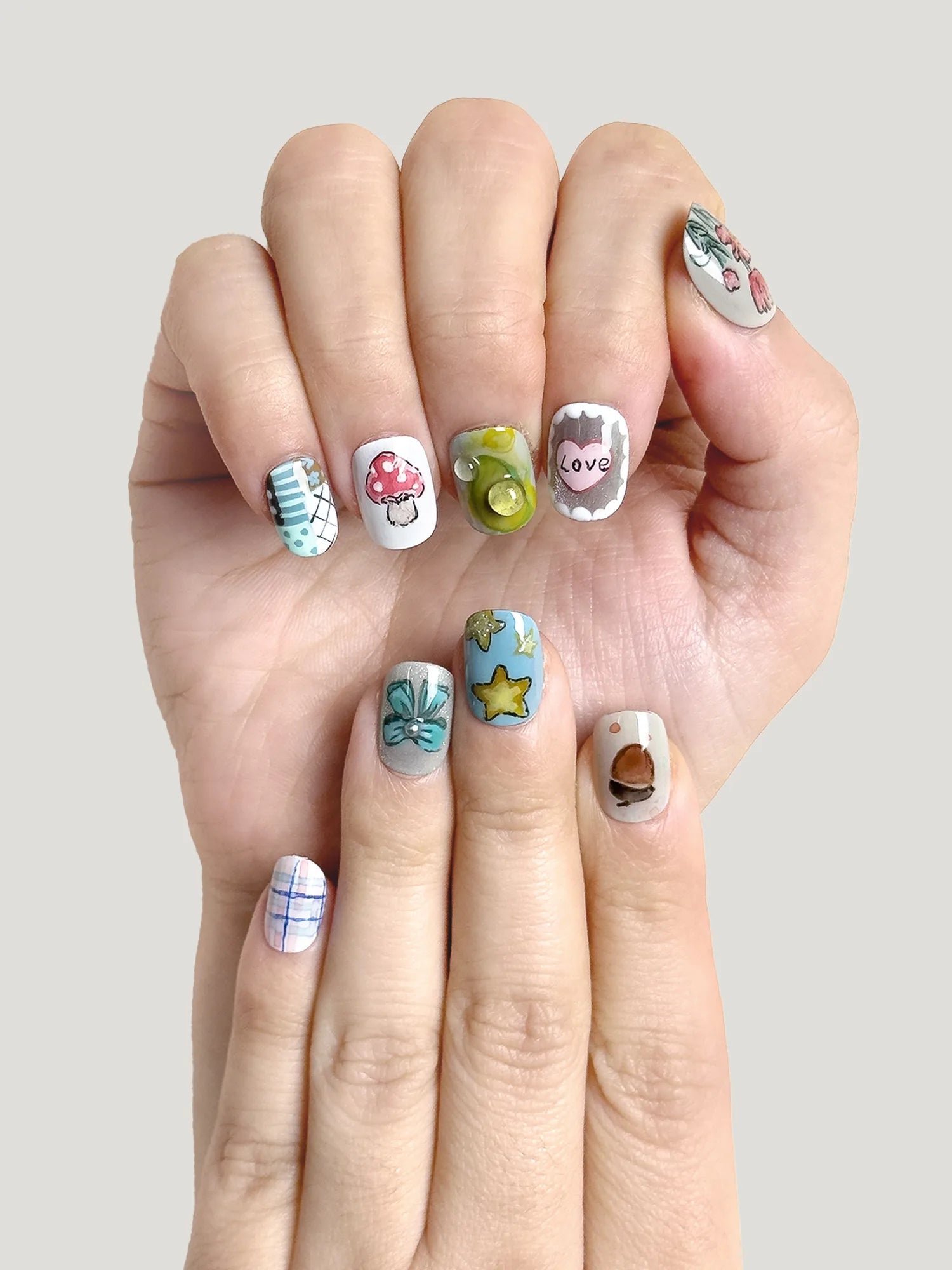 Forest Fruit Tales nail hand 01 - JOYOYSY handcrafted press-on nails